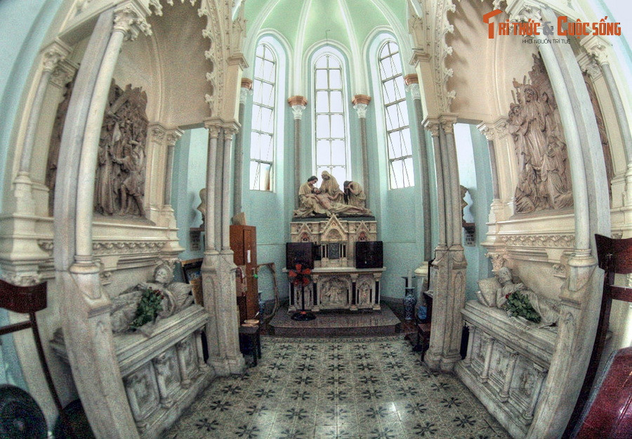 2. Huyện Sỹ (Lê Phát Đạt, 1841-1900) là người đứng đầu ("nhất Sỹ") trong Tứ đại Phú hộ Sài Gòn xưa.Vào năm 1920, ông và phu nhân là bà Huỳnh Thị Tài được an táng ở phía sau cung thánh của nhà thờ Huyện Sỹ, nhà thờ nổi tiếng do ông trích 1/7 gia tài để xây dựng.