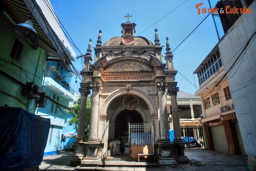 3. Trong con hẻm 472 Trần Hưng Đạo ở quận 5, TP HCM có một công trình kiến trúc cổ khá đặc biệt. Đó là khu lăng mộ cổ của ông Trịnh Khánh Tấn (1856–1913), một quan chức cao cấp trong chính quyền thời bấy giờ, đồng thời là một tín đồ Công giáo với tên Thánh là Dominique-Thomas.