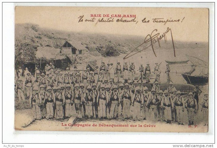 Quân Pháp dàn hàng trên bờ biển gần một xóm chài ở Cam Ranh.