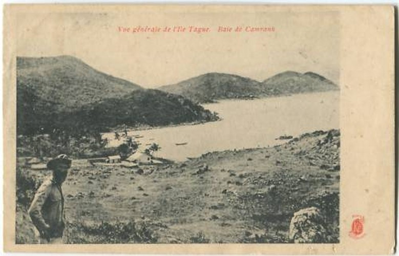 Khung cảnh tại một sườn núi nhìn ra vịnh Cam Ranh.