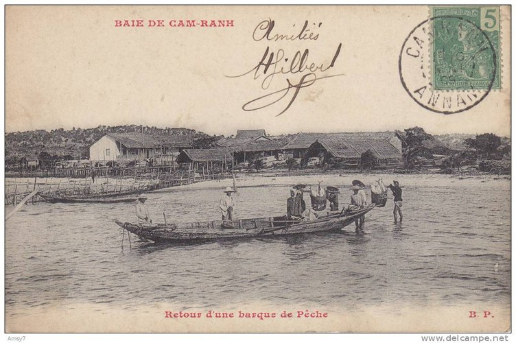 Thuyền đánh cá và làng chài ở Cam Ranh, năm1909.