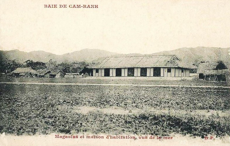 Một dãy nhà kho ở gần cảng Cam Ranh.