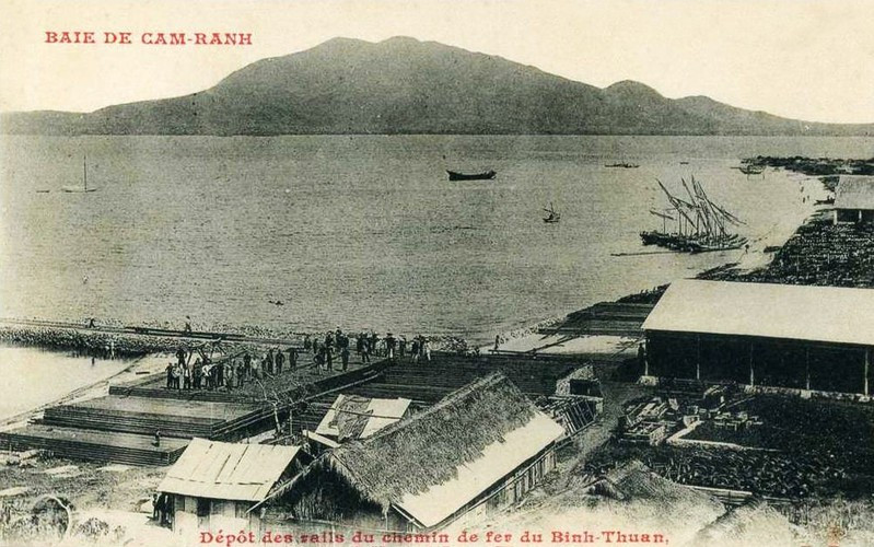Ga hàng hóa đường sắt do người Pháp xây dựng bên bờ vịnh Cam Ranh.