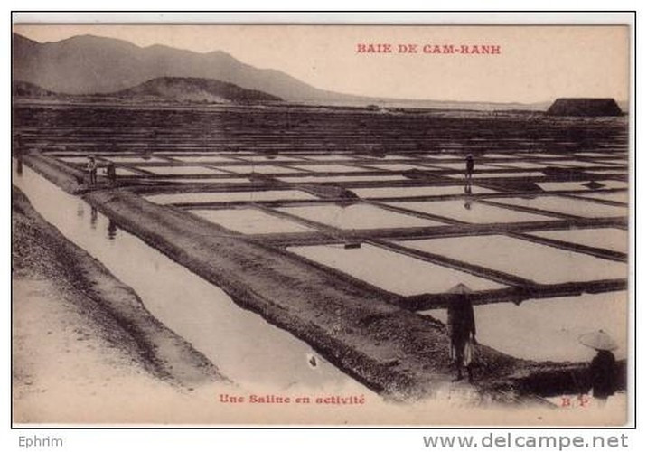 Những thửa ruộng muối ở Cam Ranh.