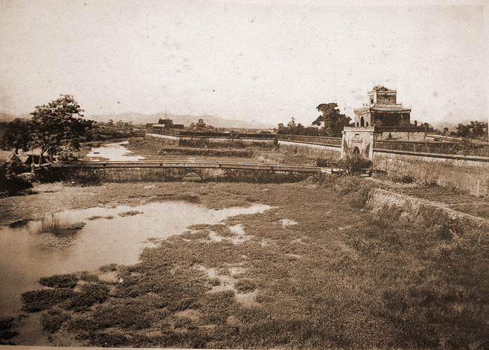 Mặt trước Kinh thành Huế năm 1910.