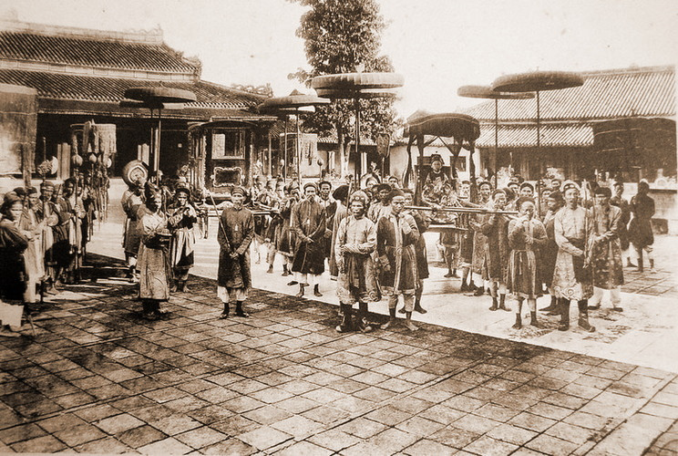 Vua trẻ Duy Tân ngồi trên kiệu ở Hoàng thành.