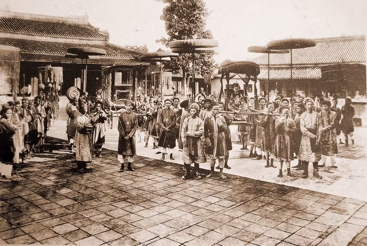 Vua trẻ Duy Tân ngồi trên kiệu ở Hoàng thành.