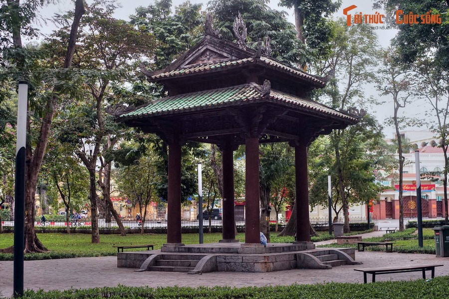 Đây là nhà bia cũ của vườn hoa Canh Nông (tên gọi dân gian có từ thời thuộc địa của vườn hoa Lê Nin).