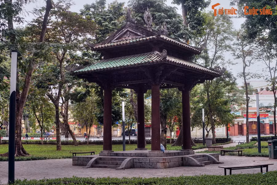 Đây là nhà bia cũ của vườn hoa Canh Nông (tên gọi dân gian có từ thời thuộc địa của vườn hoa Lê Nin).