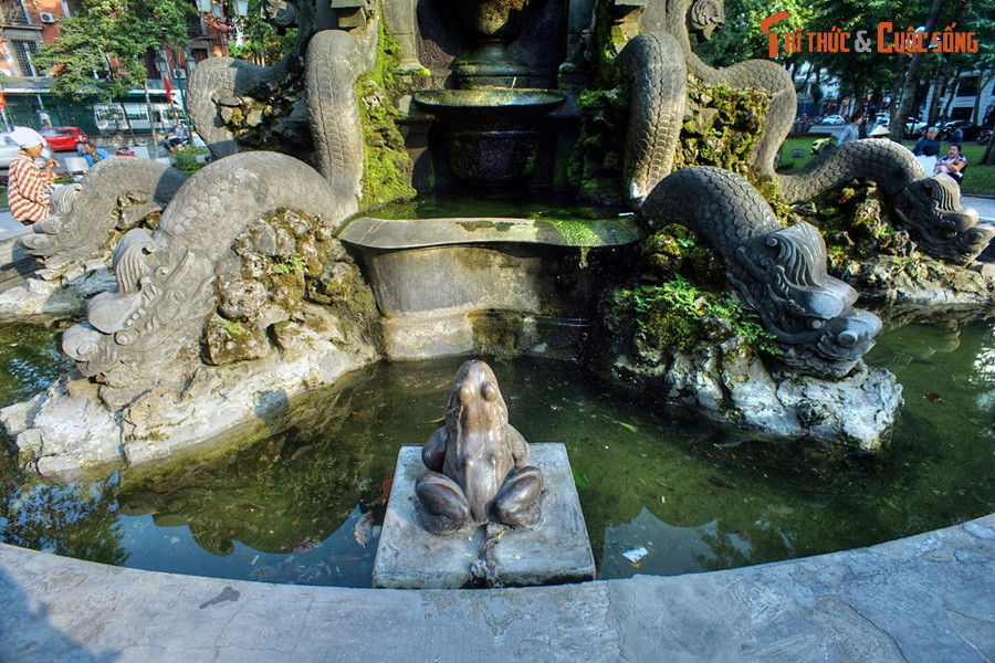 Công trình gồm một bể chứa nước hình tròn đường kính khoảng 4 mét và một trụ đá to hình vuông, cao khoảng 5 mét ở giữa bể. Có 8 con rồng chầu hướng về 4 hướng ở chân trụ đá. Xung quanh bồn nước có 4 con cóc bằng đồng "biết" phun nước.