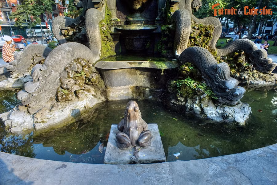 Công trình gồm một bể chứa nước hình tròn đường kính khoảng 4 mét và một trụ đá to hình vuông, cao khoảng 5 mét ở giữa bể. Có 8 con rồng chầu hướng về 4 hướng ở chân trụ đá. Xung quanh bồn nước có 4 con cóc bằng đồng "biết" phun nước.