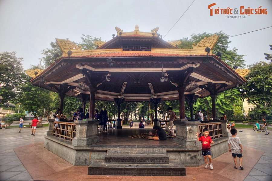 Công trình là sự kết hợp thú vị giữa những đường nét kiến trúc phương Tây - thể hiện ở phần nền và trụ lan can bằng đá hoa cương - với kiến trúc truyền thống Việt Nam: Mặt bằng hình bát giác, hệ khung gỗ, mái ngói có đầu đao và nhiều họa tiết bản địa.