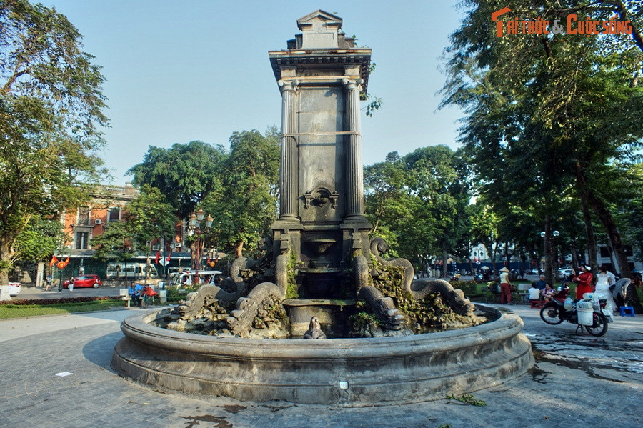  2. Đài phun nước Con Cóc. Nằm ở vườn hoa Diên Hồng (dân gian gọi là vườn hoa Con Cóc), cách nhà kèn không xa, đài phun nước Con Cóc cũng được chính quyền thuộc địa cho xây dựng vào năm 1901, là đài phun nước cổ nhất Việt Nam.