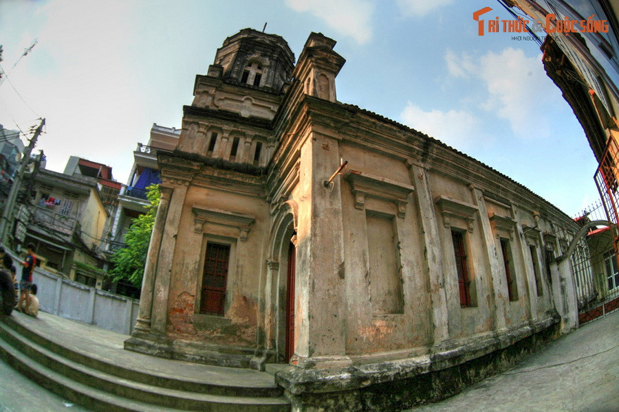 Nhà thờ được xây dựng theo phong cách kiến trúc Phục hưng, có quy mô nhỏ nhất trong các nhà thờ Công giáo ở Hà Nội thời thuộc địa. Dù không bề thế, công trình vẫn có sức hút lớn nhờ dáng vẻ cổ kính và những chi tiết kiến trúc tinh tế.