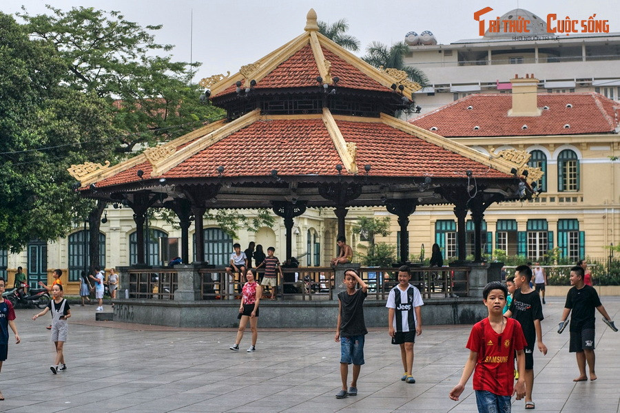  1. Nhà kèn. Nằm ở vườn hoa Lý Thái Tổ, gần bờ hồ Hoàn Kiếm, nhà kèn được người Pháp xây dựng vào năm 1901 để làm nơi binh lính biểu diễn thổi kèn vào mỗi buổi chiều chủ nhật hàng tuần.