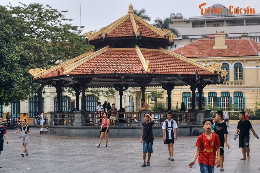  1. Nhà kèn. Nằm ở vườn hoa Lý Thái Tổ, gần bờ hồ Hoàn Kiếm, nhà kèn được người Pháp xây dựng vào năm 1901 để làm nơi binh lính biểu diễn thổi kèn vào mỗi buổi chiều chủ nhật hàng tuần.