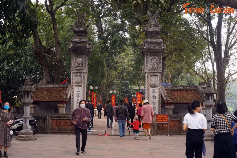 Công viên nằm trên địa phận làng Thủ Lệ xưa, một làng cổ có từ thời nhà Lý gắn với sự tích thần Linh Lan và đền Voi Phục. Nằm trong Thăng Long Tứ Trấn, đền Voi Phục là một di tích lịch sử quan trọng của Thủ đô Hà Nội.