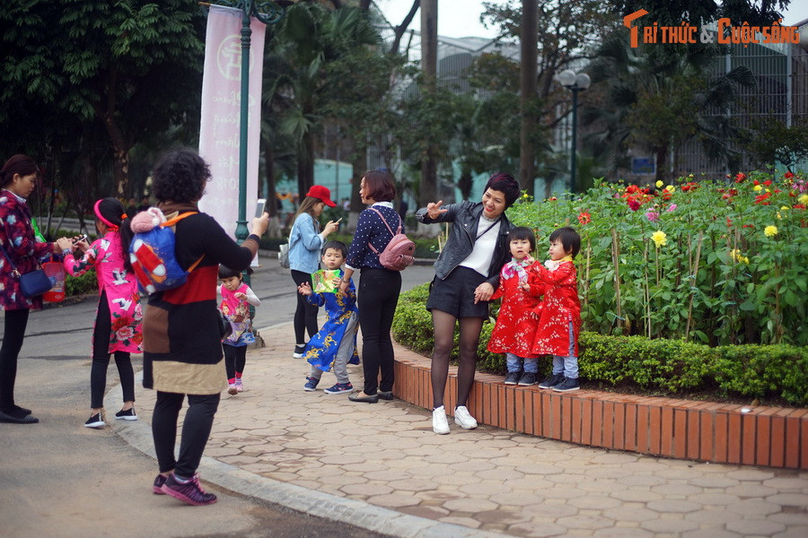 Đặc biệt vào các dịp lễ Tết, các bậc phụ huynh ở Hà Nội thường đưa con em đi Công viên Thủ Lệ để vui chơi và quan sát các loài động vật độc đáo, thú vị. Điều này đã trở thành một nét văn hóa đẹp của người dân Thủ đô...