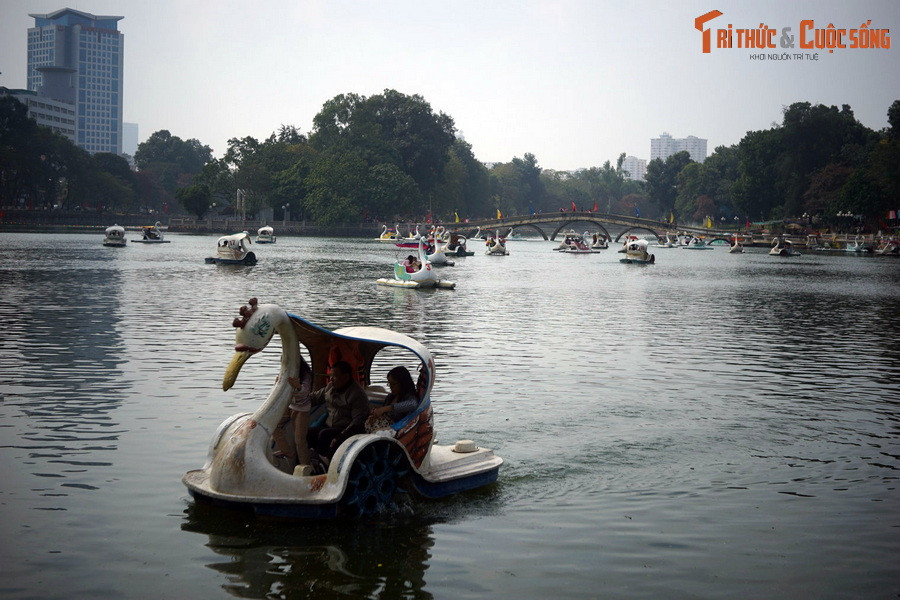 Trong khuôn viên của công viên có một hồ lớn, giữa hồ có một dải đất hình dạng giống như giọt nước mắt. Đó chính là nguồn gốc của cái tên Thủ Lệ, mang ý nghĩa là giữ lấy giọt lệ ở bên trong.