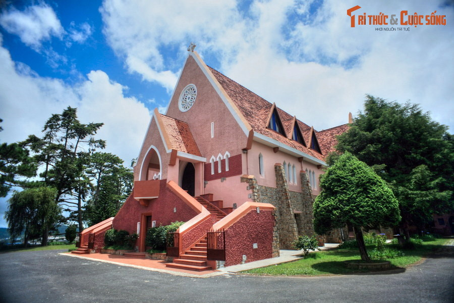  5. Nhà thờ Domaine de Marie. Nằm trên một quả đồi thấp cạnh đường Ngô Quyền, nhà thờ Domaine de Marie được xây năm 1943, có kiến trúc độc đáo với nhiều điểm cách tân so với các nhà thờ cổ điển phương Tây. Người dân Đà Lạt thường gọi đây là nhà thờ Mai Anh, do khu vực nhà thờ trước kia có rất nhiều cây mai anh đào.