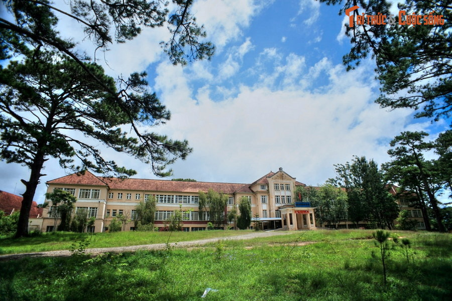  6. Trường Phổ thông Dân tộc Nội trú Lâm Đồng. Nằm ở số 2 đường Huyền Trân Công Chúa, ngôi trường này được xây từ năm 1935-1936, ban đầu là trường nữ tu Couvent des Oiseaux. Công trình có quy mô kiến trúc bề thế, hội tụ vẻ đẹp của phong cách kiến trúc cổ điển lẫn hiện đại.