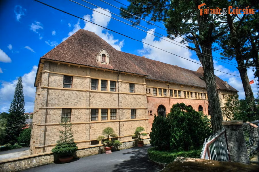  3. Xí nghiệp bản đồ Đà Lạt. Có tiền thân là Nha địa dư Đông Dương, tòa nhà này được xây từ năm 1939-1943, là một công trình kiến trúc đồ sộ có hình khối vuông vức với mái ngói cao, mặt tường xây gạch đá. Đây là một công trình tiêu biểu cho thời kỳ hình thành đô thị châu Âu thu nhỏ trên cao nguyên Lang Biang.