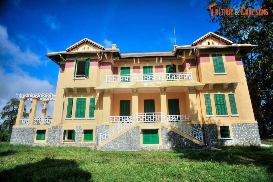  7. Dinh Tỉnh trưởng. Nằm trên ngọn đồi cao cạnh khu Hòa Bình, Dinh Tỉnh trưởng được xây dựng vào thập niên 1910, là công trình đồ sộ được xây dựng sớm nhất ở Đà Lạt. Với kiến trúc cao sang, cầu kỳ, trong quá khứ Dinh là nơi ở và làm việc của thị trưởng Đà Lạt thời thuộc địa.