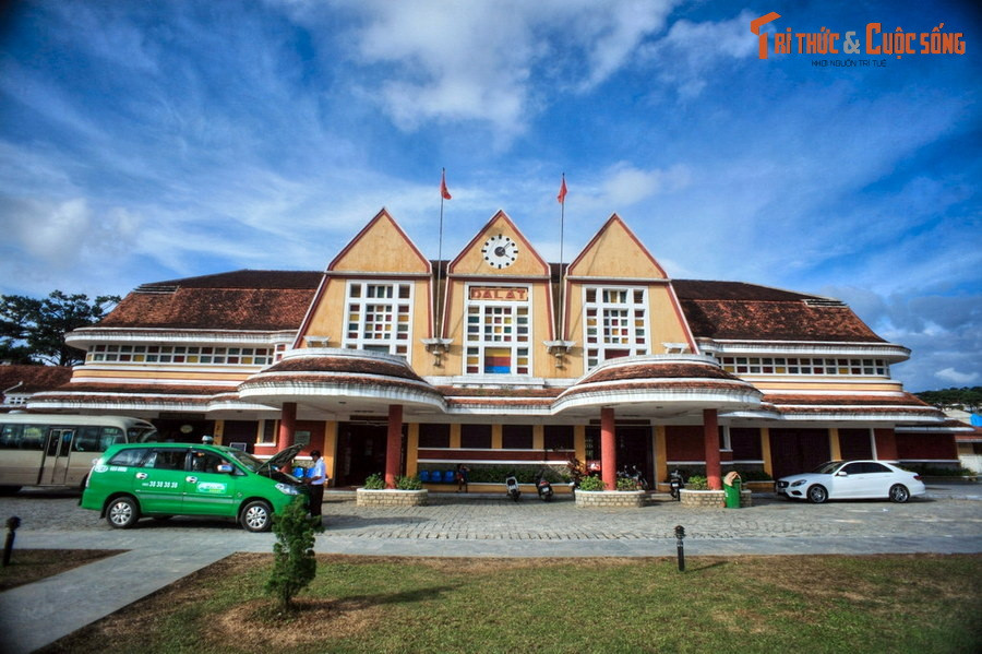  2. Ga Đà Lạt. Ga Đà Lạt được người Pháp xây dựng từ năm 1932-1938, là nhà ga đầu mối trên tuyến Đường sắt Phan Rang – Đà Lạt dài 84 km. Tòa nhà chính của ga có 3 chóp nhọn, tượng trưng cho núi Lang Biang. Đây được coi là nhà ga tàu hỏa cổ đẹp nhất Việt Nam cũng như toàn khu vực Đông Dương.