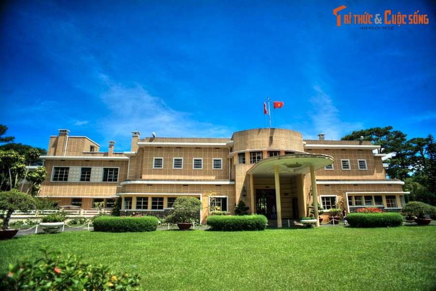  10. Dinh 3. Nằm giữa rừng Ái Ân ở địa chỉ số 1 Triệu Việt Vương, Dinh 3 được xây từ năm 1933-1938. Tòa dinh thự này cũng có 25 phòng như Dinh 2, được coi là một công trình nhà ở kiểu châu Âu đặc sắc bậc nhất Đà Lạt. Từ năm 1938 - 1945, đây là nơi vua Bảo Đại cùng gia đình đến nghỉ mát vào mỗi mùa hè.