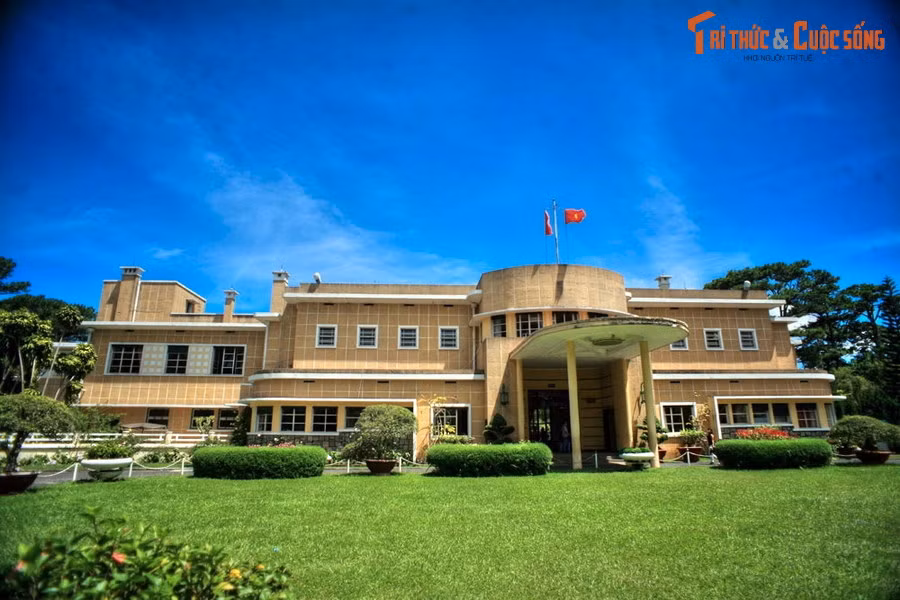  10. Dinh 3. Nằm giữa rừng Ái Ân ở địa chỉ số 1 Triệu Việt Vương, Dinh 3 được xây từ năm 1933-1938. Tòa dinh thự này cũng có 25 phòng như Dinh 2, được coi là một công trình nhà ở kiểu châu Âu đặc sắc bậc nhất Đà Lạt. Từ năm 1938 - 1945, đây là nơi vua Bảo Đại cùng gia đình đến nghỉ mát vào mỗi mùa hè.