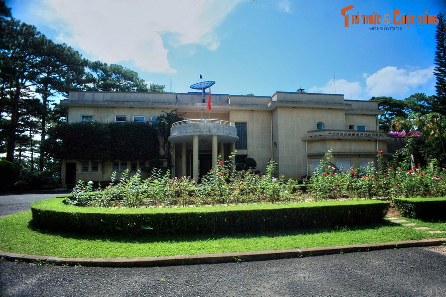  9. Dinh 2. Tọa lạc tại số 12 Trần Hưng Đạo, Dinh 2 được xây từ năm 1933, do các kiến trúc sư A.T. Kruzé, D. Veyssere, A. Léonard thiết kế, kiến trúc sư P. Foinet trang trí nội thất. Công trình có 25 phòng được bài trí cực kỳ sang trọng, là dinh thự mùa hè của toàn quyền Đông Dương jean Decoux