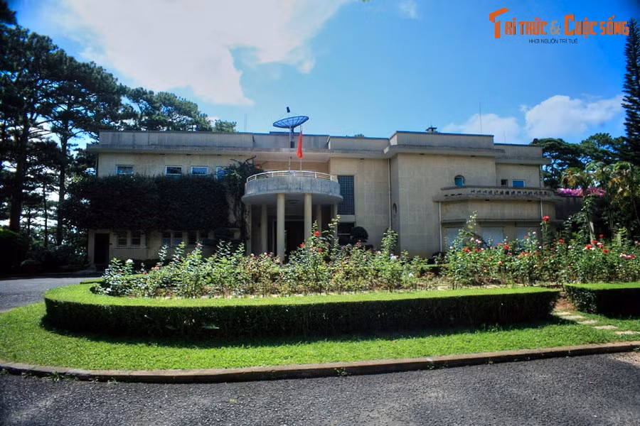  9. Dinh 2. Tọa lạc tại số 12 Trần Hưng Đạo, Dinh 2 được xây từ năm 1933, do các kiến trúc sư A.T. Kruzé, D. Veyssere, A. Léonard thiết kế, kiến trúc sư P. Foinet trang trí nội thất. Công trình có 25 phòng được bài trí cực kỳ sang trọng, là dinh thự mùa hè của toàn quyền Đông Dương jean Decoux