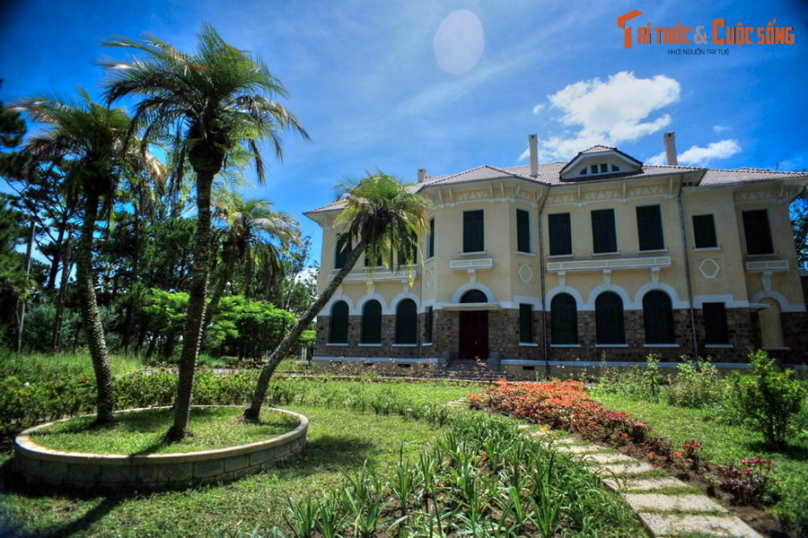  8. Dinh 1. Nằm trên một đồi thông bên đường Trần Quang Diệu, Dinh 1 là tòa dinh thự tráng lệ do triệu phú người Pháp Robert Clément Bourgery cho xây dựng vào năm 1940. Vào năm 1949, cựu hoàng Bảo Đại đã bỏ ra 500.000 đồng tiền Đông Dương để mua lại tòa nhà và cho sửa sang lại toàn bộ để dùng làm văn phòng làm việc tại Đà Lạt.