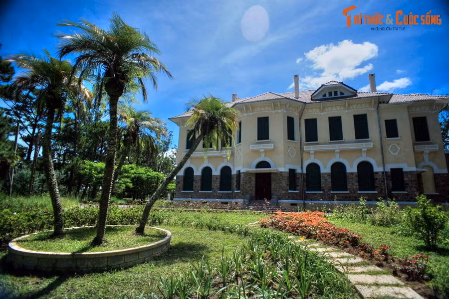  8. Dinh 1. Nằm trên một đồi thông bên đường Trần Quang Diệu, Dinh 1 là tòa dinh thự tráng lệ do triệu phú người Pháp Robert Clément Bourgery cho xây dựng vào năm 1940. Vào năm 1949, cựu hoàng Bảo Đại đã bỏ ra 500.000 đồng tiền Đông Dương để mua lại tòa nhà và cho sửa sang lại toàn bộ để dùng làm văn phòng làm việc tại Đà Lạt.