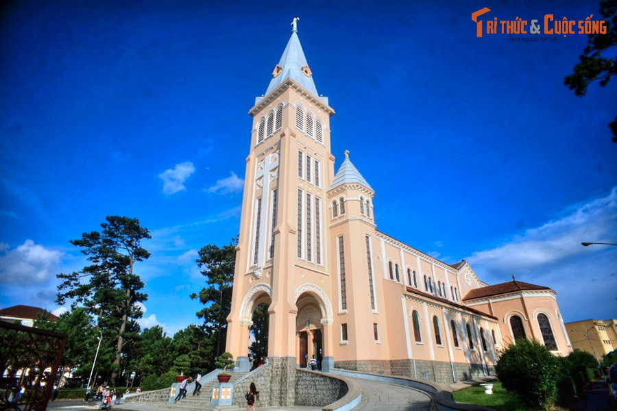  4. Nhà thờ Chính tòa Đà Lạt. Tọa lạc ở số 17 Trần Phú, nhà thờ nổi tiếng này được xây dựng từ năm 1931-1942, là công trình tiêu biểu cho trường phái kiến trúc Roman ở Đà Lạt. Nơi đây thường được gọi là nhà thờ Con Gà vì trên đỉnh thánh giá của tháp chuông của nhà thờ có hình con gà lớn.