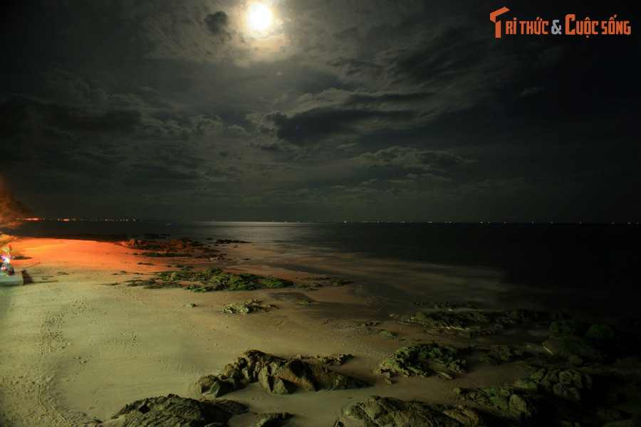  9. Bãi đá Ông Địa. Nằm ven bờ biển ở địa phận phường Phú Hài, bãi đá Ông Địa vừa là một thắng cảnh, vừa là một địa điểm tâm linh nổi tiếng của Phan Thiết. Đây là một bãi biển có nhiều tảng đá tự nhiên hình thù kỳ dị, gắn với một truyền thuyết cổ xưa được lưu truyền từ đời này qua đời khác.