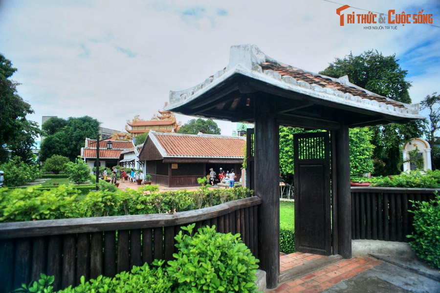  4. Trường Dục Thanh. Tọa lạc ở phường Đức Nghĩa, Trường Dục Thanh là một di tích lịch sử đặc biệt gắn với cuộc đời hoạt động cách mạng thời trẻ của Bác Hồ. Thầy giáo Nguyễn Tất Thành đã dạy lớp nhì ở ngôi trường này từ tháng 8/1910 đến tháng 2/1911.