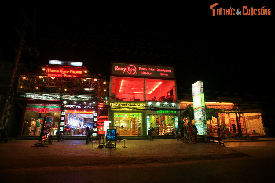  10. Khu phố Tây Hàm Tiến. Nằm dọc theo trục đường ven biển của phường Hàm Tiến, khu phố này tập trung nhiều cơ sở kinh doanh phục vụ đối tượng chủ yếu là khách quốc tế. Bảng hiệu ở phố Tây Hàm Tiến thường được viết bằng hai ngôn ngữ: Tiếng Việt và tiếng Nga.