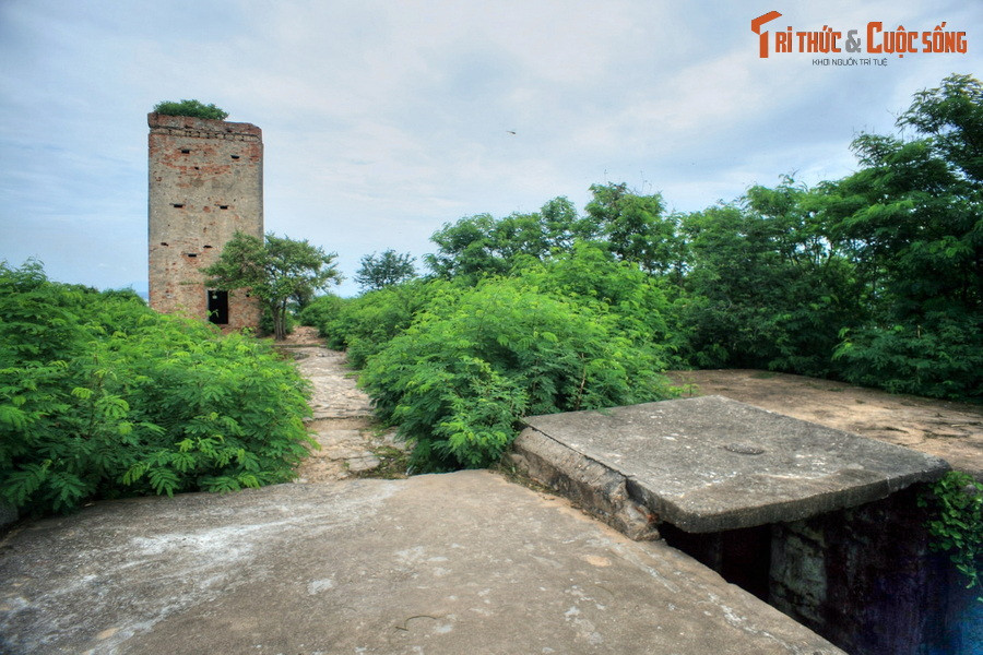  6. Lầu Ông Hoàng. Nằm trên đỉnh đồi Bà Nài, gần tháp Po Sah Inư, Lầu Ông Hoàng là địa điểm lịch sử nổi tiếng, gắn với chuyện tình của nhà thơ Hàn Mặc Tử và cuộc kháng chiến chống Pháp của Nhân dân Việt Nam. Đây là nơi lý tưởng để ngắm nhìn phong cảnh Phan Thiết từ trên cao.
