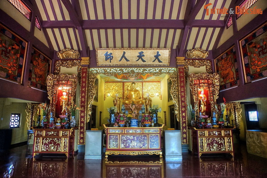 Phía sau chùa một cột là các công trình khác của Nam Thiên Nhất Trụ như chánh điện, nhà Tú Ân, giảng đường, nhà lưu niệm... Nhìn chung, các hạng mục của ngôi chùa mang nhiều ảnh hưởng từ kiến trúc chùa cổ ở miền Bắc.