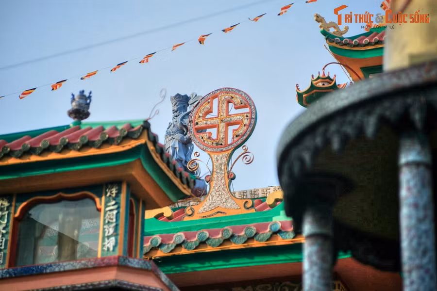 Theo thống kê của chùa, từ năm 1961 - 2004, chùa đã sử dụng hơn 30 tấn sành sứ phế liệu các loại, được thu mua từ nhiều nơi. Trong hàng thập niên, Tăng Ni và Phật tử của chùa đã tỉ mẩn chọn lựa, cắt dán những mảnh phế liệu theo những đề tài và những mảng màu sắc thích hợp.