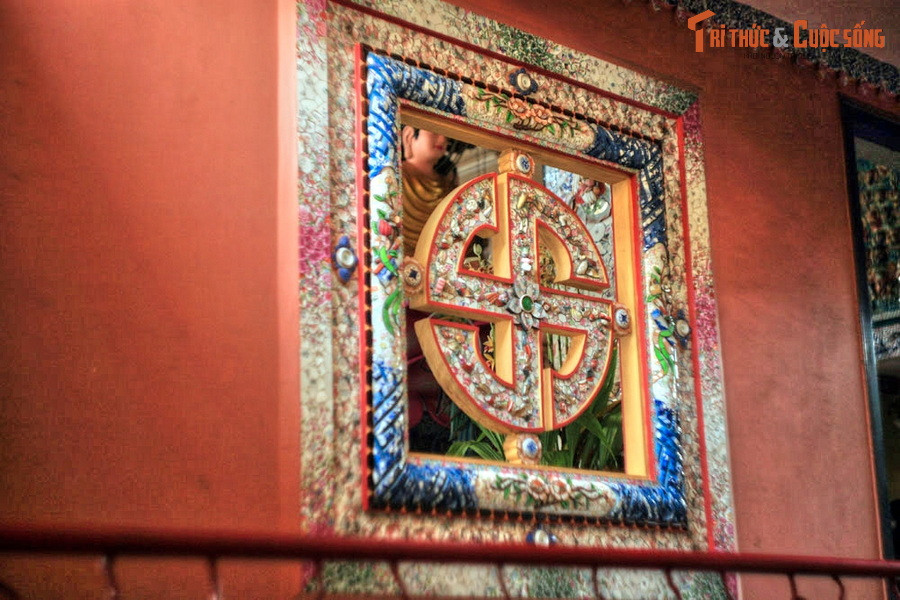 Phải mất khoảng 20.000 ngày công lao động để có thể gắn hết mảnh sành sứ trên diện tích 3.886m2 của ngôi chùa "ve chai" này. Công sức mà nhà chùa và Phật tử bỏ ra đã được đền đáp xứng đáng khi các tác phẩm gốm sứ đã khiến tiếng tăm của ngôi chùa ngày một lan xa.