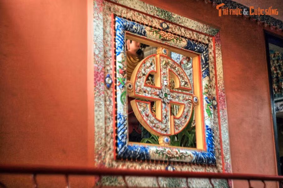 Phải mất khoảng 20.000 ngày công lao động để có thể gắn hết mảnh sành sứ trên diện tích 3.886m2 của ngôi chùa "ve chai" này. Công sức mà nhà chùa và Phật tử bỏ ra đã được đền đáp xứng đáng khi các tác phẩm gốm sứ đã khiến tiếng tăm của ngôi chùa ngày một lan xa.