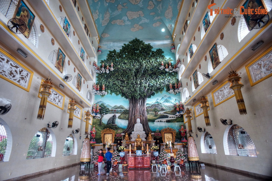 Tầng trệt là giảng đường, tầng trên là nội điện thờ Phật. Khu điện thờ với nhiều ô cửa sổ, ở giữa tôn trí tượng Phật Thích Ca và Tam thế Phật. Nổi bật trên nền kiến trúc nội điện là bức phù điêu cội bồ đề và phong cảnh sông Ni Liên Thiền.