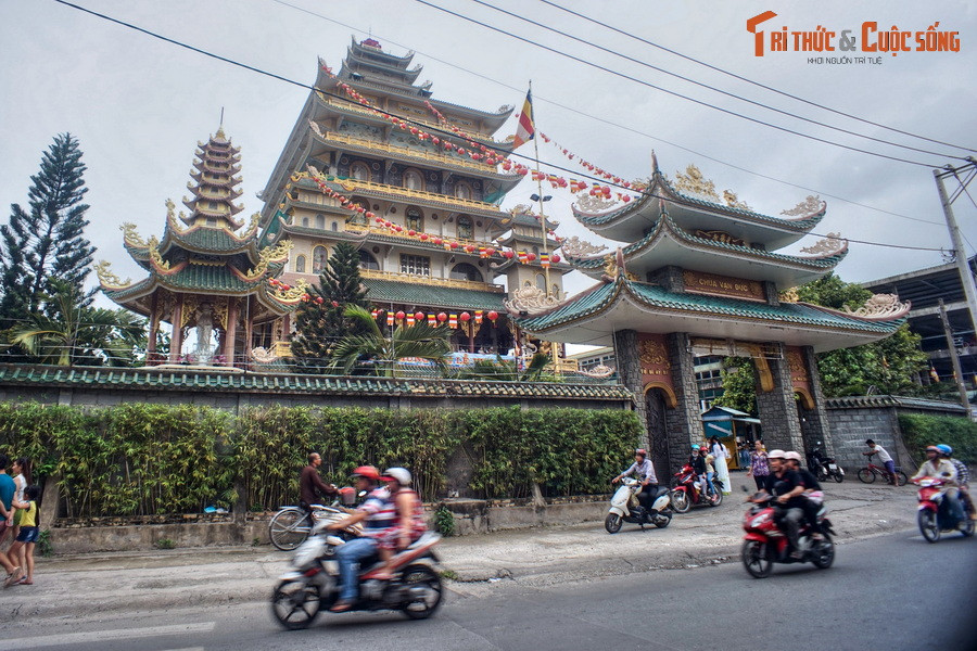 2. Tọa lạc tại số 502 trên tỉnh lộ 43, thuộc phường Tam Phú, thành phố Thủ Đức, chùa Vạn Đức là ngôi chùa có kiến trúc "cao ốc" độc nhất vô nhị của Việt Nam.