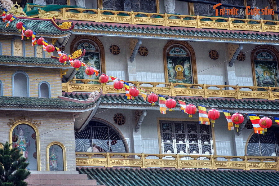 Về phương diện kiến trúc, chùa Vạn Đức được coi là một kiểu mẫu cho nghệ thuật tạo hình chùa Việt thời hiện đại. Tòa chính điện mới của chùa cao 43,5 mét. Nhìn từ xa trông như ngọn tháp chín tầng nhưng bên trong chỉ có hai tầng chính.