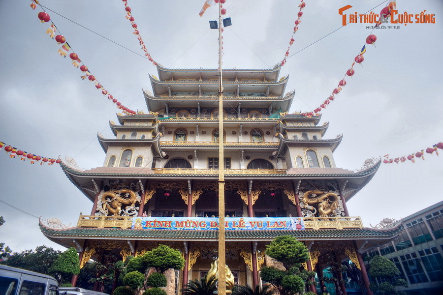 Chùa có nguồn gốc từ một ngôi nhà xưa do thí chủ Nguyễn Thị Hương hiến cúng. Năm 1954, Hòa thượng Thích Trí Tịnh (1917 - 2014) đã xây dựng lại thành chùa và đặt hiệu là “Vạn Đức tự”. Từ năm 2003 đến năm 2005, chùa được đại trùng tu, trở nên khang trang như ngày nay.