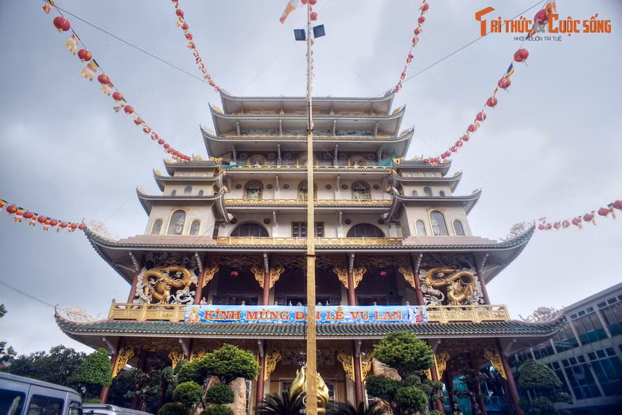 Chùa có nguồn gốc từ một ngôi nhà xưa do thí chủ Nguyễn Thị Hương hiến cúng. Năm 1954, Hòa thượng Thích Trí Tịnh (1917 - 2014) đã xây dựng lại thành chùa và đặt hiệu là “Vạn Đức tự”. Từ năm 2003 đến năm 2005, chùa được đại trùng tu, trở nên khang trang như ngày nay.