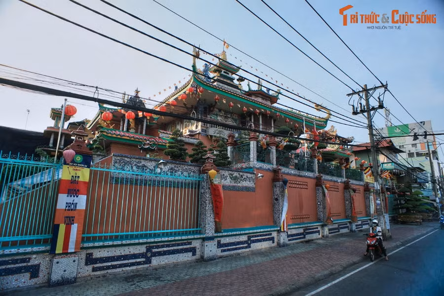 1. Nằm ở số 24 đường Chánh Hưng, phường 10, quận 8, chùa An Phú hay chùa Miểng Sành là một ngôi chùa độc đáo của TP HCM. Chùa được trang hoàng bằng hàng vạn mảnh sành sứ trên các bề mặt tường trụ cột, mái và đỉnh tháp...