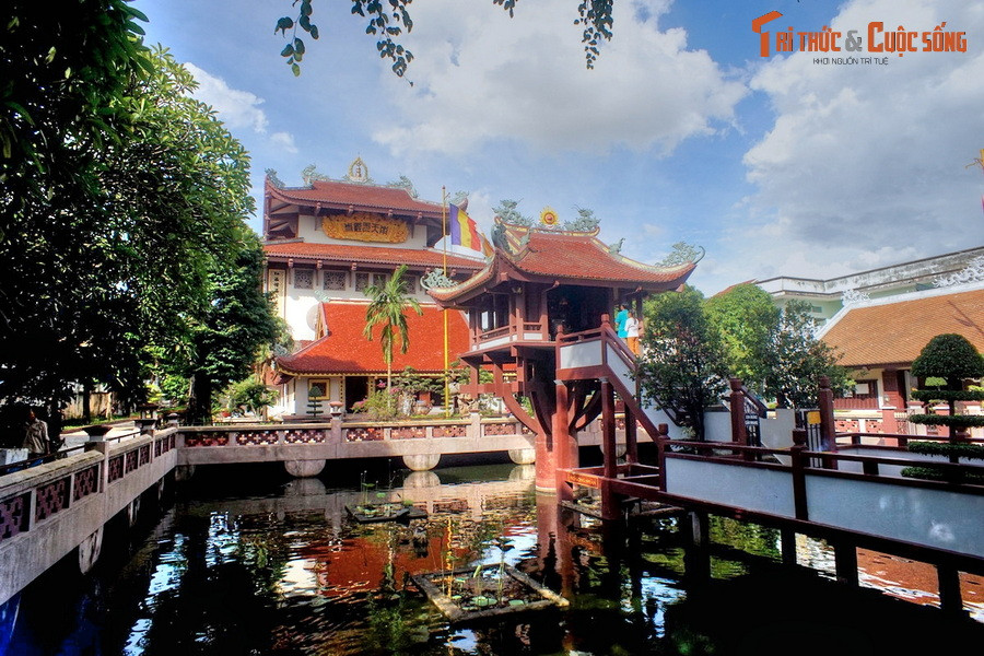 3. Nằm trên đường Đặng Văn Bi, phường Bình Thọ, thành phố Thủ Đức, TP HCM, Nam Thiên Nhất Trụ hay chùa Một Cột Thủ Đức cũng là ngôi chùa nổi tiếng với kiến trúc độc lạ.